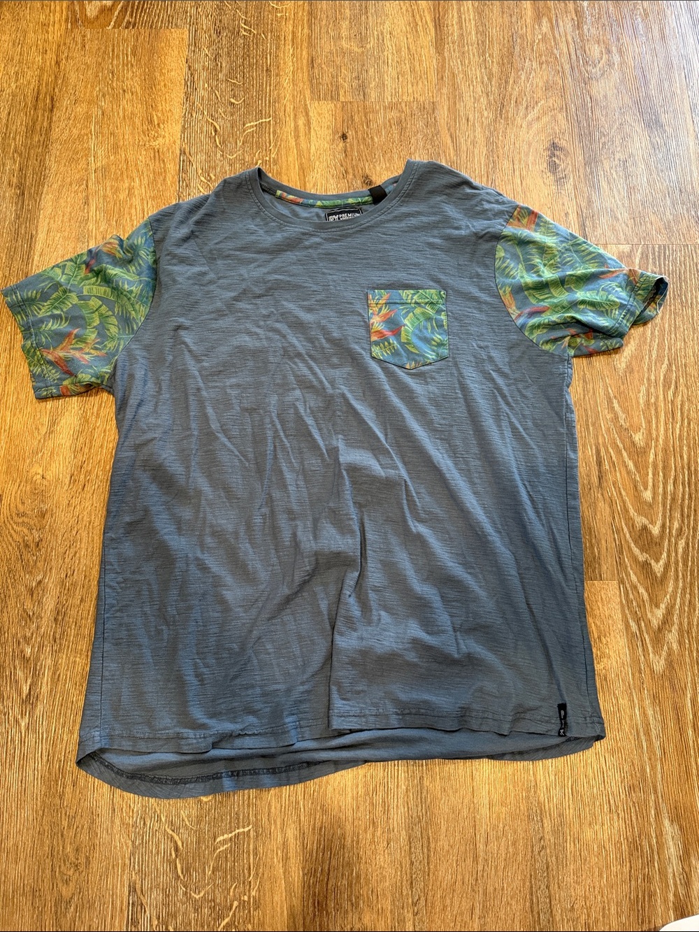 Short-Sleeve Gray Tee with Tropical Print Sleeves and Pocket